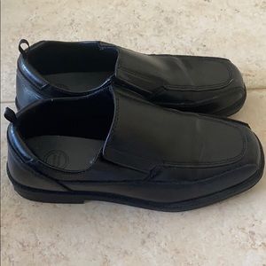 Boys dressing shoes